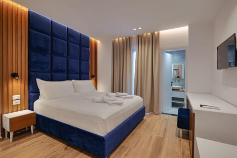 Bed, TV and multimedia, Photo of the whole room, Bedroom