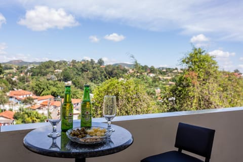 Day, Natural landscape, View (from property/room), Balcony/Terrace, Food and drinks, Dining area, Food, Mountain view, Drinks, Alcoholic drinks
