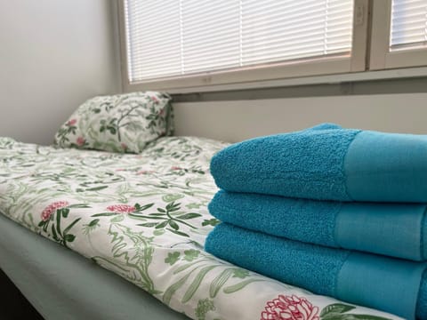 Bed, towels