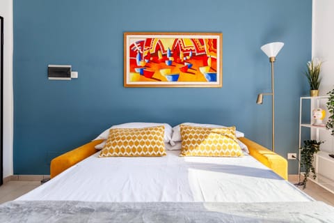 Bed, Living room, Photo of the whole room, Decorative detail, Bedroom