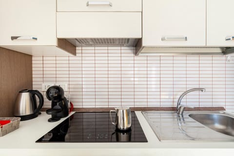 Coffee/tea facilities, Kitchen or kitchenette, stove