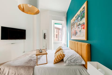 Bed, TV and multimedia, Photo of the whole room, Bedroom