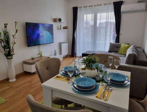 Communal lounge/ TV room, TV and multimedia, Living room, Seating area, Dining area, Evening entertainment, air conditioner