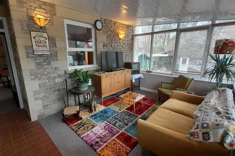 Communal lounge/ TV room, TV and multimedia, Living room, Seating area, Evening entertainment