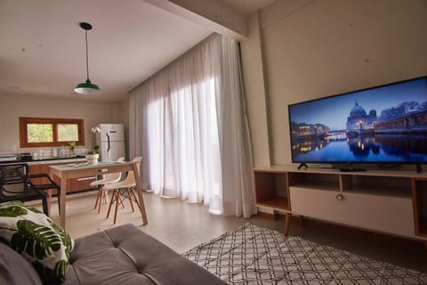 Communal lounge/ TV room, TV and multimedia, Kitchen or kitchenette, Living room, Dining area