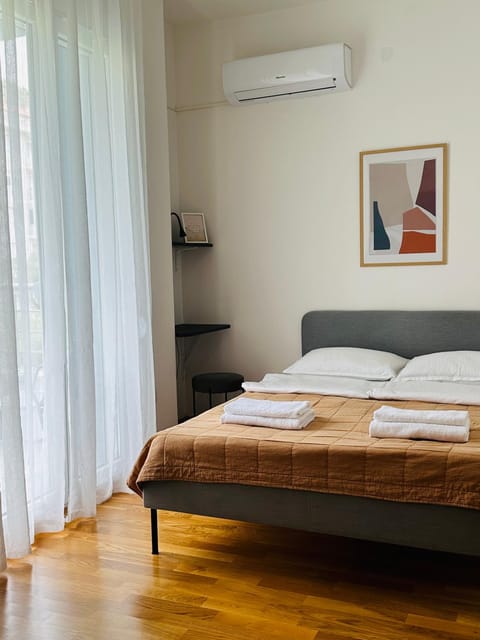 Bed, Living room, Photo of the whole room