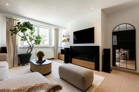 Communal lounge/ TV room, TV and multimedia, Living room, Seating area, Evening entertainment