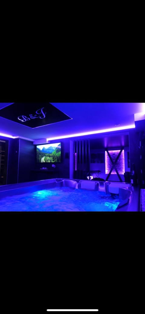 Communal lounge/ TV room, TV and multimedia, Spa and wellness centre/facilities, Evening entertainment