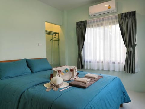 Bed, Photo of the whole room, Bedroom, towels, air conditioner