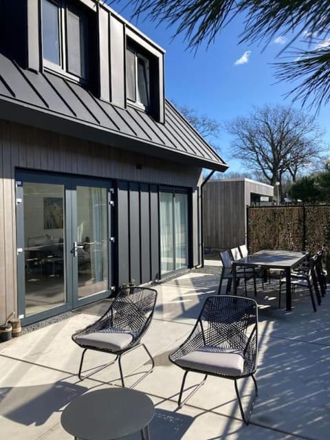 Vakantiewoning 1 aan zee, 400 meter van het strand House in Zoutelande