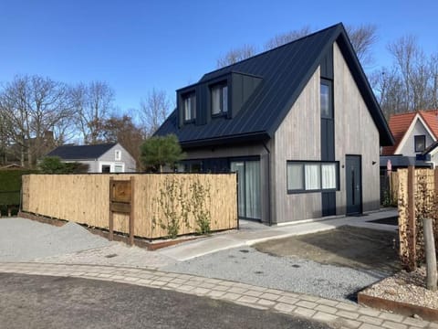 Vakantiewoning 1 aan zee, 400 meter van het strand House in Zoutelande