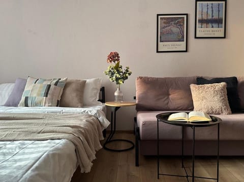 Bed, Seating area
