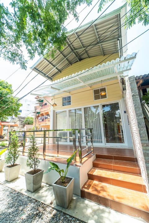 Property building, Patio, Balcony/Terrace