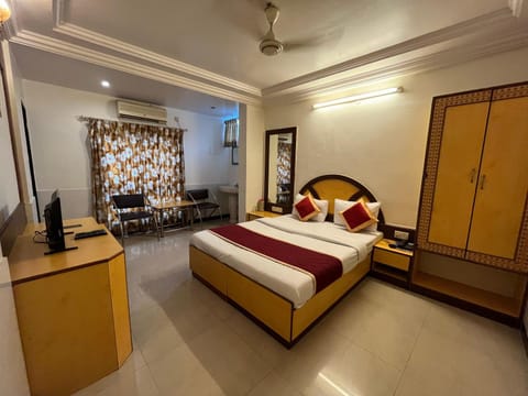 Bed, TV and multimedia, Photo of the whole room, Bedroom, wardrobe