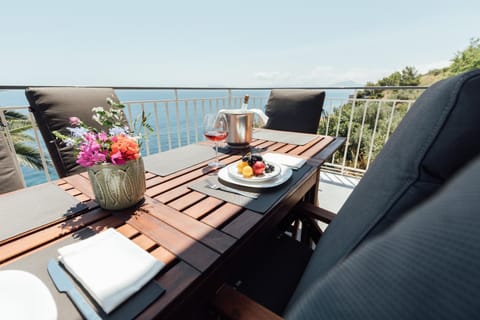 View (from property/room), Balcony/Terrace, Dining area, Sea view