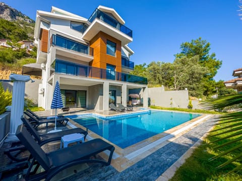 Property building, Patio, Natural landscape, Swimming pool, Swimming pool, sunbed