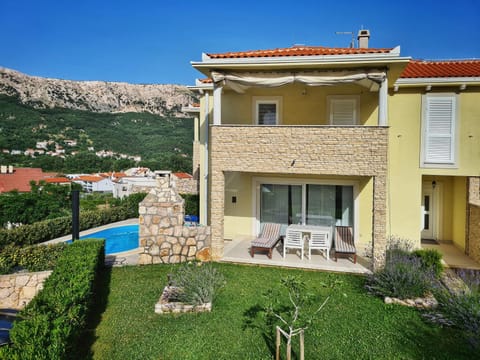 Shower, Property building, Staff, Natural landscape, BBQ facilities, Garden, Balcony/Terrace, Garden view, Mountain view, Pool view, Swimming pool, sunbed