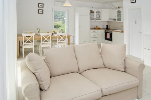 Staff, Communal lounge/ TV room, Kitchen or kitchenette, Kitchen or kitchenette, Living room, Photo of the whole room, Seating area, Dining area, Communal kitchen, pet friendly, stove, air conditioner, air conditioner