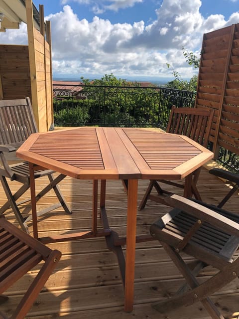 Charmant studio neuf tout équipé terrasse vue imprenable, parking facile gratuit Apartment in Auvergne-Rhône-Alpes