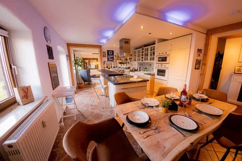 Kitchen or kitchenette, Seating area, Dining area, Drinks