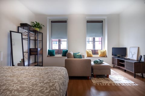 Communal lounge/ TV room, Bed, TV and multimedia