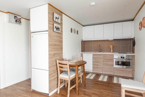 Kitchen or kitchenette, Dining area, dishwasher, minibar, pet friendly, stove