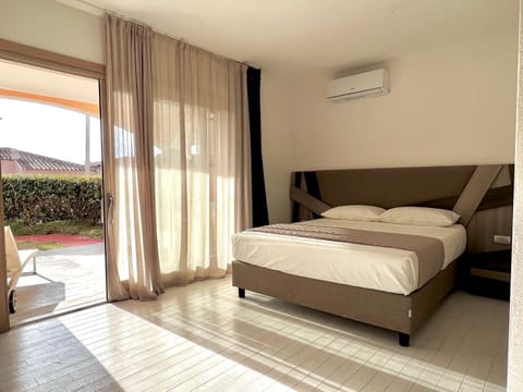 Bed, Photo of the whole room, air conditioner