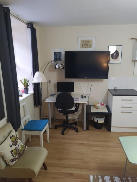 TV and multimedia, Living room, Seating area, hair dresser