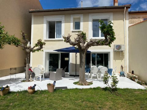Property building, Patio, Garden