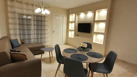 Communal lounge/ TV room, TV and multimedia, Living room, Seating area, Dining area, Evening entertainment
