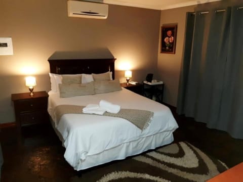Bed, Bedroom, towels, air conditioner