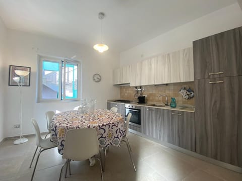 Kitchen or kitchenette, Dining area, pet friendly, stove