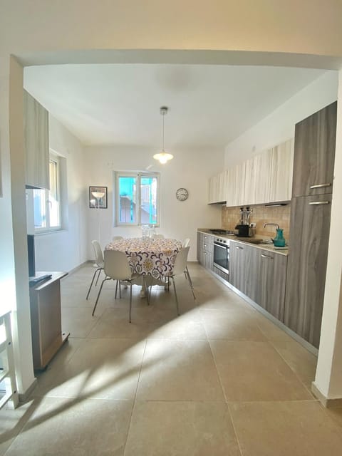 Kitchen or kitchenette, Dining area, pet friendly, stove