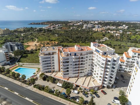 Property building, Neighbourhood, Natural landscape, Bird's eye view, Beach, Pool view, Street view, Swimming pool, Location, Parking