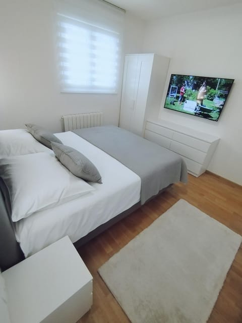 Bed, TV and multimedia, Bedroom