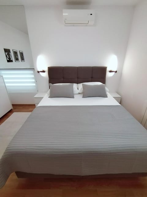 Bed, Bedroom, air conditioner