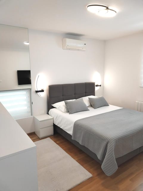 Bed, TV and multimedia, Bedroom, air conditioner