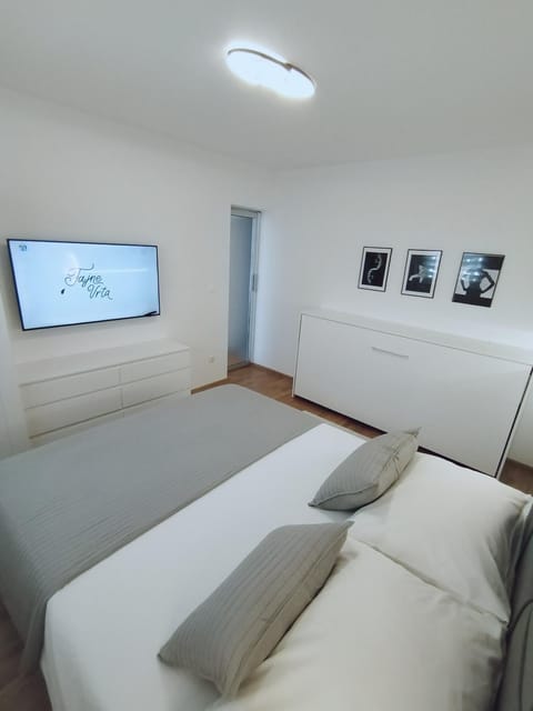 Bed, TV and multimedia, Bedroom