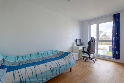 Bed, TV and multimedia, Photo of the whole room, Bedroom