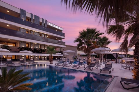 Property building, Swimming pool, sunbed