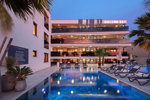 Property building, Swimming pool, sunbed