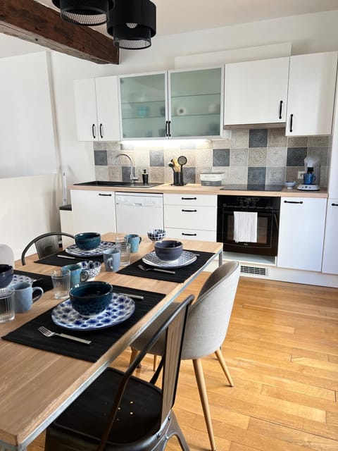 Kitchen or kitchenette, Dining area