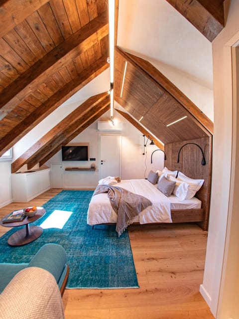 Bed, TV and multimedia, Seating area, Bedroom