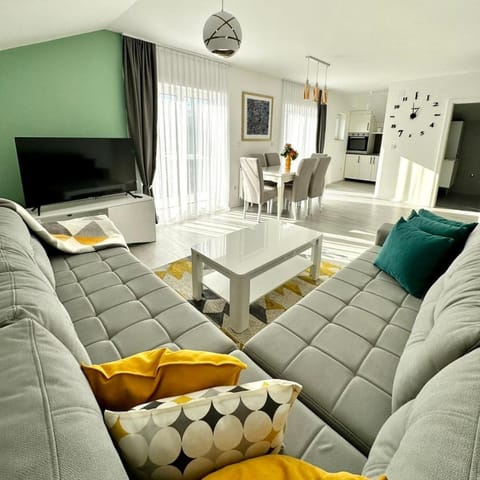 Communal lounge/ TV room, TV and multimedia, Kitchen or kitchenette, Living room, Seating area, Dining area, Evening entertainment