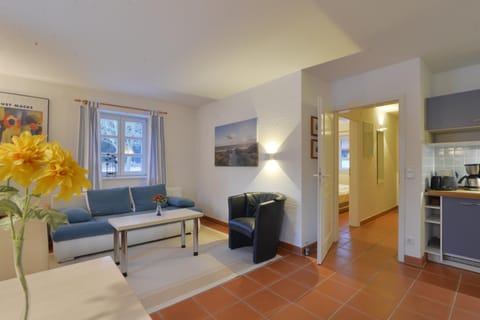 Kitchen or kitchenette, Living room, Seating area, Dining area, Bedroom