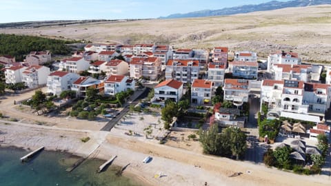 Property building, Day, Neighbourhood, Natural landscape, Bird's eye view, Beach, Sea view, Location