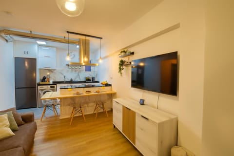 TV and multimedia, Kitchen or kitchenette, Living room, Seating area, Dining area