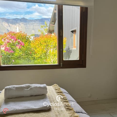 Bedroom, Garden view, Mountain view
