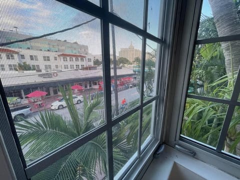 Bright Corner 1 bedroom, 2 blocks to Beach, w/Pool Apartment in Flamingo Lummus