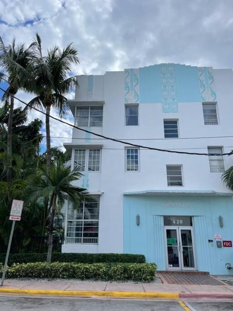 Bright Corner 1 bedroom, 2 blocks to Beach, w/Pool Apartment in Flamingo Lummus